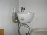 Wandstellung des WiCi Mini kleines Waschbecken - Frau R (BE) - 1 auf 3